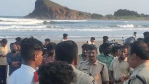  బీచ్‌లో ఐదుగురు విద్యార్థులు గల్లంతు: ఏడుగురిలో ఒకరు మృతి, మరొకరు ఆస్పత్రిలో