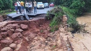 ఉమ్మడి వరంగల్ జిల్లాలో భారీవర్షాలు; పలుచోట్ల రాకపోకలు బంద్, పాలేరువాగులో చిక్కుకున్న కూలీలు సేఫ్!!