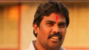 Leader: రివాల్వర్ పట్టుకునేలోపు రెండు చేతులు నరికేశారు, రైల్వేస్టేషన్ ముందే లీడర్ ఫినిష్, భార్య !