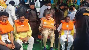 గోదావరి వరద ప్రాంతాల్లో చంద్రబాబు టూర్-బోటులో ప్రయాణిస్తూ బాధితుల పరామర్శ