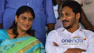 ఇడుపులపాయలో సీఎం జగన్ - షర్మిల : వైసీపీ నేతల స్వాగతం - డిన్నర్ మీట్..!!