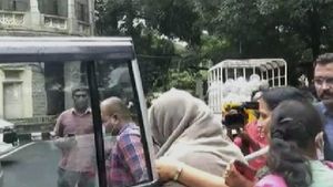  Lady SI: లక్ష లంచం తీసుకుంటూ చిక్కిపోయిన లేడీ ఎస్ఐ, మాజీ కార్పోరేటర్ ఫ్యామిలీతో డీల్ !
