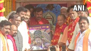  భాగ్యలక్ష్మి దేవాలయంలో సీఎం యోగీ - భారీ భద్రత : వరుసగా బీజేపీ నేతలు..!!