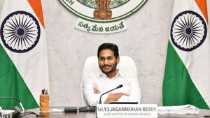 ఏపీలో  మరో ఎన్నికల సమరం : సీఎం జగన్ కసరత్తు షురూ : 9 జిల్లాల్లో పబ్లిక్ పల్స్ పై క్లారిటీ..!!
