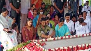 ysrcp: ఇడుపుల‌పాయ‌లో ప‌ల‌క‌రించుకోని జ‌గ‌న్‌, ష‌ర్మిల‌
