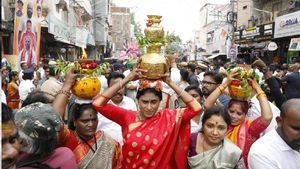 బోనమెత్తిన వైఎస్ షర్మిల: జై తెలంగాణ అంటూ: వైఎస్ జగన్ పాపులర్ డైలాగ్