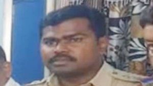 బైక్ ఆపినందుకు.. ఎస్ఐపై కత్తితో దాడి చేసిన దుండగులు