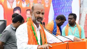 50 మంది ఎమ్మెల్యేలు రెడీ: టీఆర్ఎస్ వీడి బీజేపీలో చేరతారు, బండి సంజయ్..?