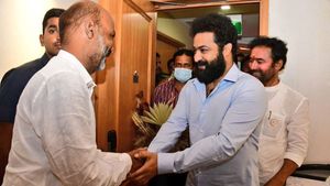 అప్పుడు తిట్టిండ్రు.. ఇప్పుడు దండాలు పెడుతుండ్రు.. సోషల్ మీడియాలో వైరల్