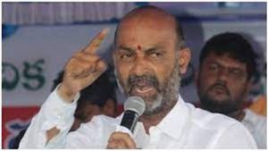 బండి సంజయ్ పాదయాత్ర ఆపాలంటూ సర్కారు వేసిన పిటిషన్ విచారణ వాయిదా