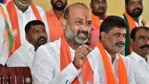 బండి సంజయ్ పాదయాత్రలో మళ్ళీ  ఉద్రిక్తత: పోలీసుల లాఠీచార్జ్.. అసలేం జరిగిందంటే!!