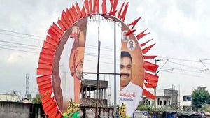 బీజేపీ సభ నేపధ్యంలో ఏర్పాటు చేసిన ఫ్లెక్సీలు చించేసిన ఆగంతకులు; టీఆర్ఎస్ పనేనన్న బీజేపీ