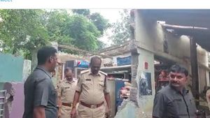 visakhapatnam blast : వైజాగ్ టిఫిన్ సెంటర్లో పేలుడు-గోడల ధ్వంసం- గాజువాకలో ఘటన