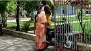  కలకలం: కోడలు తల నరికి పోలీస్ స్టేషన్ తీసుకెళ్లిన అత్త