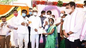 పూర్త‌యిన డ‌బుల్ బెడ్ రూమ్ ఇళ్ల పంపిణీ ఎప్పుడు? పోరుబాటలో ప్రతిపక్షాలు