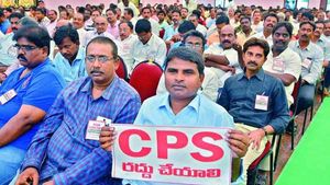 తెగని సీపీఎస్ పంచాయితీ - కేంద్ర నిధులతో లింకు : సీఎం ఇంటి ముట్టడి టెన్షన్..!!