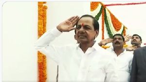 తెలంగాణ జాతికే గర్వకారణం... గోల్కొండ కోటపై కేసీఆర్ జెండా ఆవిష్కరణ