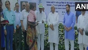 నితీష్‌తో కలిసి సైనికుల కుటుంబాలకు ఆర్థిక సాయం అందించిన సీఎం కేసీఆర్