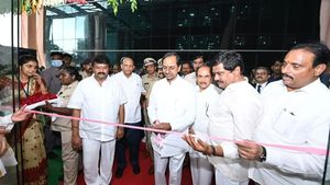 కమాండ్ కంట్రోల్ సెంటర్ ఊహించనది: అందుకు ప్రతీక, పోలీసులపై కేసీఆర్ ప్రశంసలు