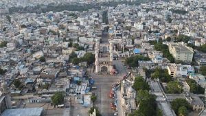 పాతబస్తీలో హైఅలర్ట్ - రోడ్లన్నీ క్లోజ్: ట్రాఫిక్ మళ్లింపు: అడ్వైజరీ ఇదే