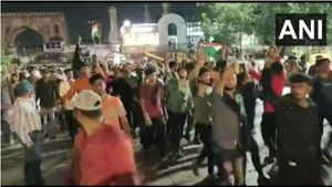 అర్ధరాత్రి రాజా సింగ్ ఇల్లు ముట్టడికి యత్నం: తీవ్ర ఉద్రిక్తత: నిరసనల హోరు: ఎస్ఐకి గాయాలు 