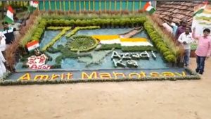 కడియం నర్సరీలలో మొక్కలతో అద్భుతంగా జాతీయజెండా; దేశభక్తి ప్రతిబింబించేలా పర్యావరణ భారతం!!
