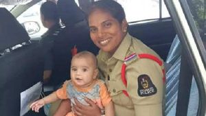 లాఠీ మాత్ర‌మే కాఠిన్యం... మ‌న‌సు మాత్రం లావ‌ణ్యం