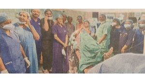 చిరంజీవి అడవిదొంగ సినిమా చూపిస్తూ గాంధీ ఆస్పత్రి వైద్యుల అరుదైన సర్జరీ  