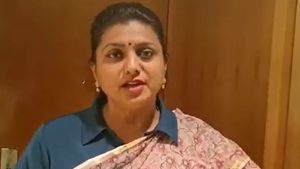 మీ అమ్మను కన్న నాన్నను అడుగు: నారా లోకేష్‌ను ఏకి పారేసిన రోజా..!!