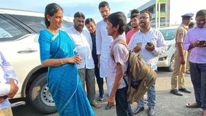 సబితమ్మ మంచి మనస్సు.. చెప్పుల్లేకుండా నడుస్తోన్న స్టూడెంట్స్.. కాన్వాయ్ ఆపి మరీ..