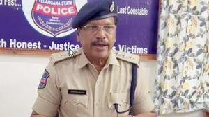 మంత్రి క్యాంపు కార్యాలయంలో ఆఫీస్ బాయ్ ఆత్మహత్య: మహిళతో సన్నిహితంగా!