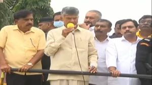 చంద్రబాబు కుప్పం పర్యటనలో ఉద్రిక్తత.. రాళ్ల దాడి.. పోలీసుల లాఠీఛార్జి!!