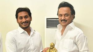 సీఎం జగన్ కు తమిళనాడు ముఖ్యమంత్రి లేఖ - తక్షణం జోక్యం చేసుకోండి..!!