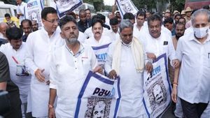 ‘పేసీఎం’ పోస్టర్లు అంటించిన డీకే శివకుమార్, సిద్దరామయ్య సహా నేతల అరెస్ట్