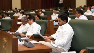 మూడు రాజధానుల బిల్లుపై వెనక్కి తగ్గిన జగన్ ? ఆ సలహాతోనే - మళ్లీ ఎప్పుడంటే?