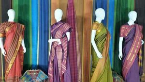 బతుకమ్మ చీరల పంపిణీ రేపట్నుంచే: రూ. 300 కోట్లకుపైగా ఖర్చు, కోటికిపైగా చీరలు