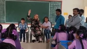 బెండపూడి అడ్రస్‌ కోసం గూగుల్ సెర్చ్ - ఆస్ట్రేలియా నుంచొచ్చిన టీచర్: జగన్ సర్కార్‌పై