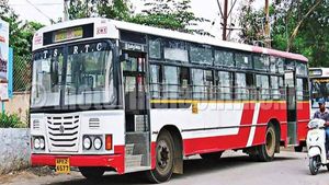 Viral News: ఆర్టీసీ బస్సును ఆపిన రూ.500 నోటు.. ఎలాగంటే..