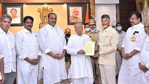  గవర్నర్ తో చంద్రబాబు భేటీ-ఎన్టీఆర్ వర్సిటీ పేరు మార్చొద్దని వినతి...
