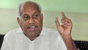 నరేంద్రమోడీ దత్తపుత్రుడు ఎవరు?