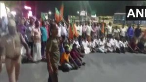 బీజేపీ టార్గెట్‌గా బిగ్ స్కెచ్: పెట్రోల్ బాంబుతో: అట్టుడుకుతున్న సిటీ