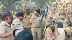 వీడియో: డప్పు చప్పుళ్లకు స్టెప్పులేసిన అనంతపురం ఎస్పీ ఫక్కీరప్ప: రంగులు చల్లుకుంటూ..!!