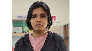 Girlfriend: ప్రియురాలు, ఆంటీ బెడ్ రూమ్ వీడియోలు తీసిన డాక్టర్ ప్రియుడు, వైరల్ దెబ్బకు డాక్టర్ ఢమాల్ ! 