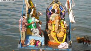 కొనసాగుతున్న నిమజ్జనం - బారులు తీరిన గణేష్ విగ్రహాలు..!!