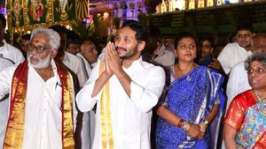 శ్రీవారి సేవలో వైఎస్ జగన్ - సాష్ఠాంగ నమస్కారం 