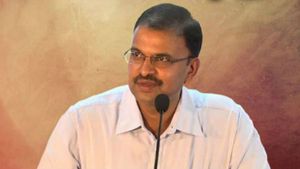 ఎన్టీఆర్ పేరు మార్పు - సీబీఐ మాజీ జేడీ కామెంట్స్..!!