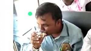 హవ్వా.. కేసీఆర్ సభకు కార్యకర్తలు, బస్సులో మందుతాగుతూ..(వీడియో)
