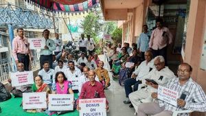 జీరో రిసీట్... నో క్యాష్ ట్రాన్సక్షన్స్... మిన్నంటిన ఎల్‌ఐసి ఏజెంట్ల ఆందోళన...!