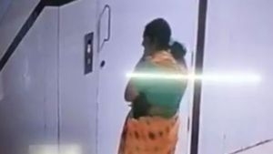 ఆస్పత్రిలో ఉన్నవారిని పరామర్శించటానికి వచ్చిన మహిళ ప్రాణాలు తీసిన లిఫ్ట్.. ఏం జరిగిందంటే!!  