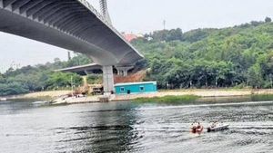  Crime News: కేబుల్ బ్రిడ్జ్ పై నుంచి దూకిన మహిళ.. ఇంకా లభించని ఆచూకీ..